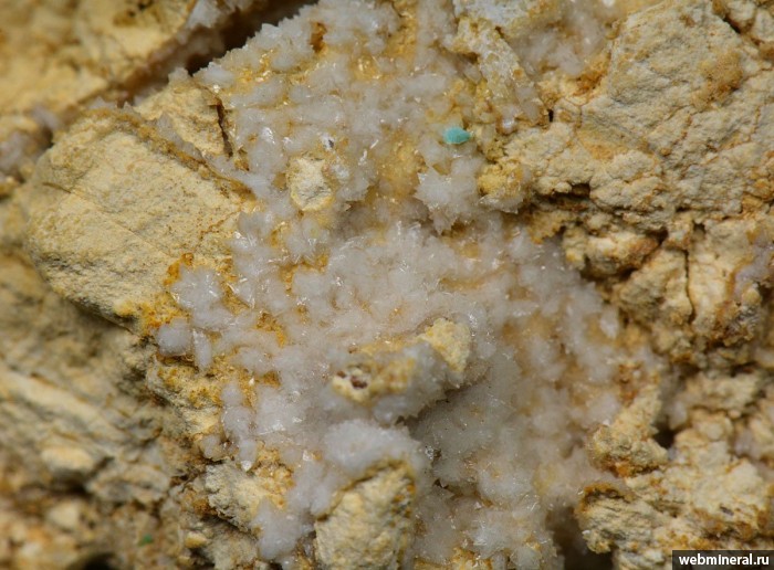 Фотография минерала Хризоколла, Кальцит. Кеньказганский карьер.