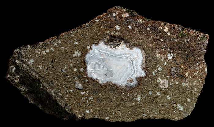 Фотография минерала Кварц разн. (Агат). Леменский вулканогенный комплекс.