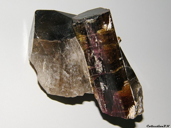 Фотография минерала Турмалин (группа), Дымчатый кварц. Малханское пегматитовое поле.