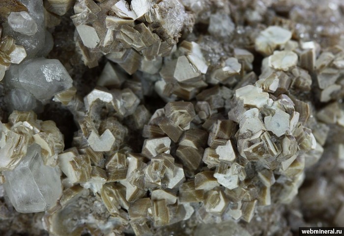 Фотография минерала Гидроталькит разн. (Гидроталькит-2H), Кальцит. Баженовское месторождение.