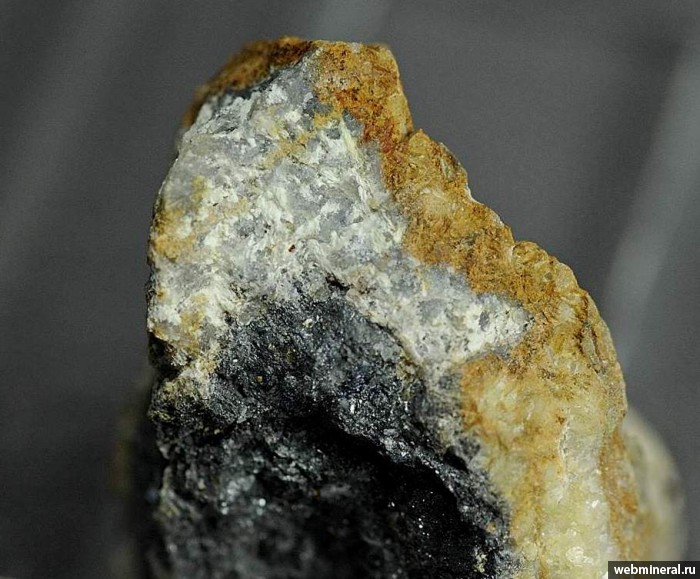 Фотография минерала Оксикальциоромеит. Булыктинское (Sb) месторождение.