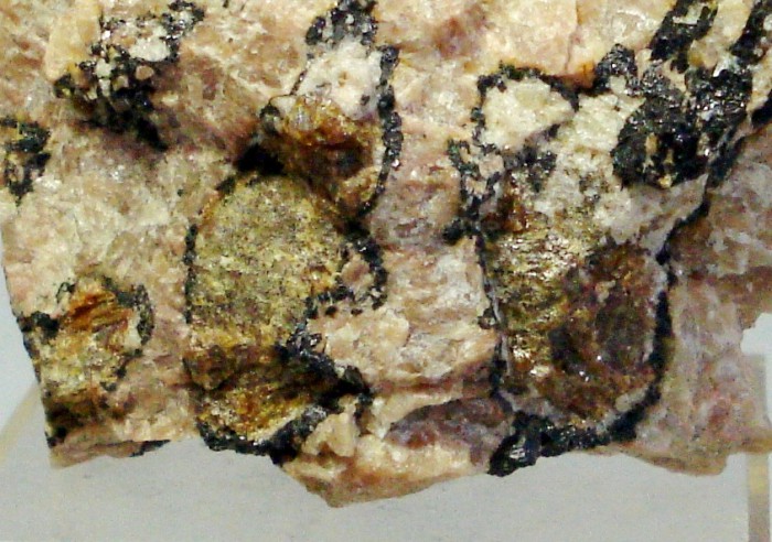 Фотография минерала Монацит-(Ce), Алланит-(Ce), Апатит. Рудная зона № 140.