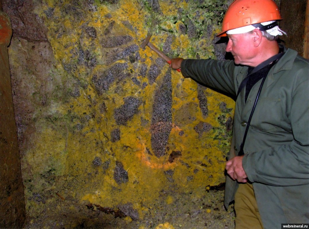 Багатая урановая руда в стенке горной выработки. Минералы и месторождения. webmineral.ru