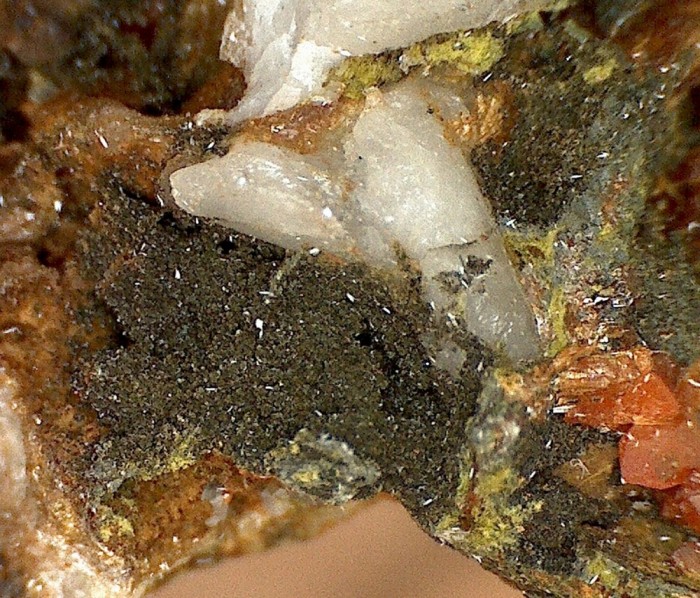 Фотография минерала Эмбрейит, Крокоит. Берёзовское (Au) месторождение (рудное поле).