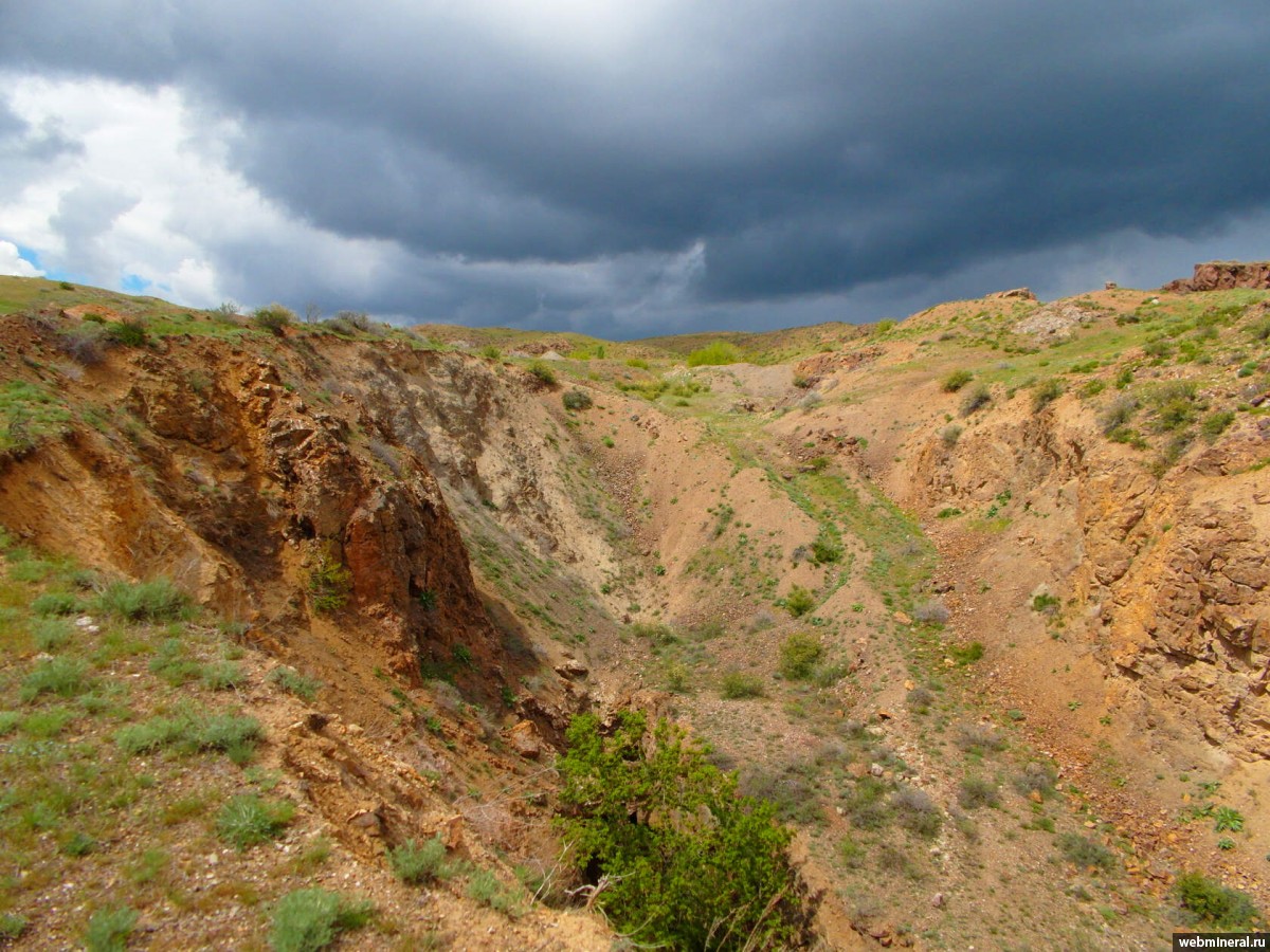 Отработанный карьер. Фотография месторождения. Архарлы (Au-Ag) месторождение, Казахстан.
