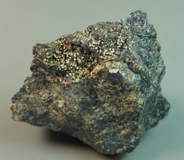 Фотография минерала Кальциоилерит . Кузьменкоитовая точка.