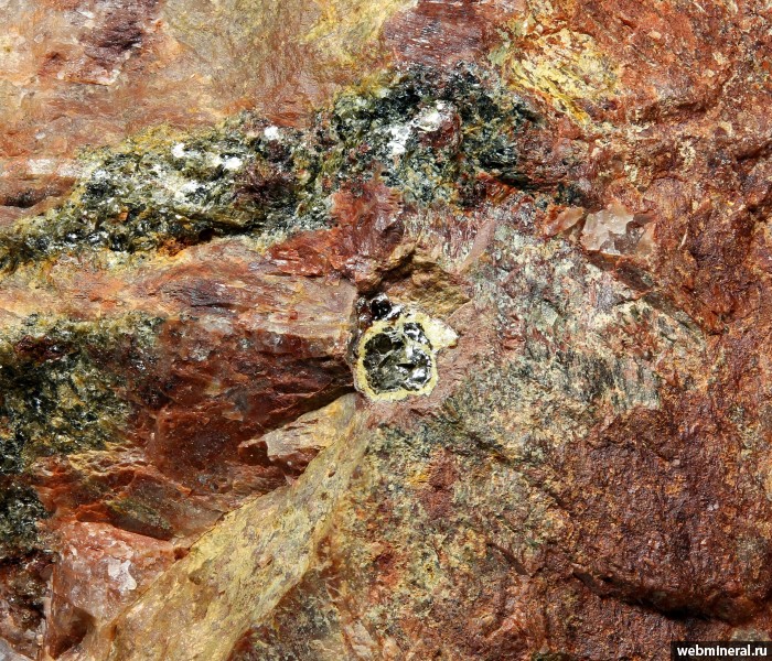 Фотография минерала Иттробетафит-(Y), Микроклин. Нуолайниеми месторождение.