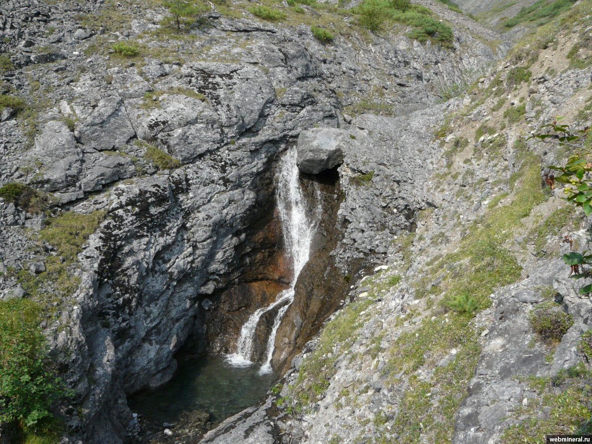 Водопад на реке Сендучен. Минералы и месторождения. webmineral.ru