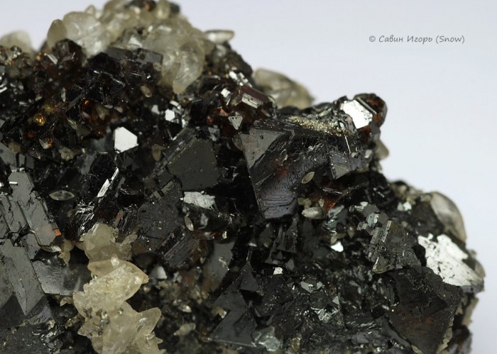 Фотография минерала Сфалерит, Кальцит. Берёзовское (Au) месторождение (рудное поле).