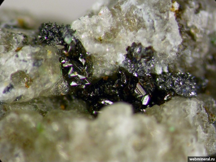 Фотография минерала Долерофанит, Тенорит, Халькоцианит. Фумарола Трещина.