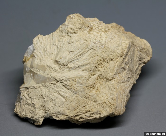 Фотография минерала Сепиолит, Кальцит. Мир кимберлитовая трубка.