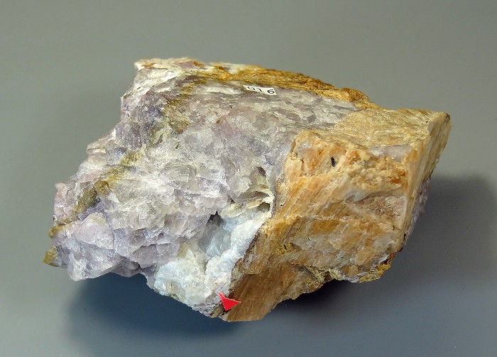 Фотография минерала Макатит, Эвдиалит, Манганнептунит, Уссингит, Серандит. Сиреневая жила.