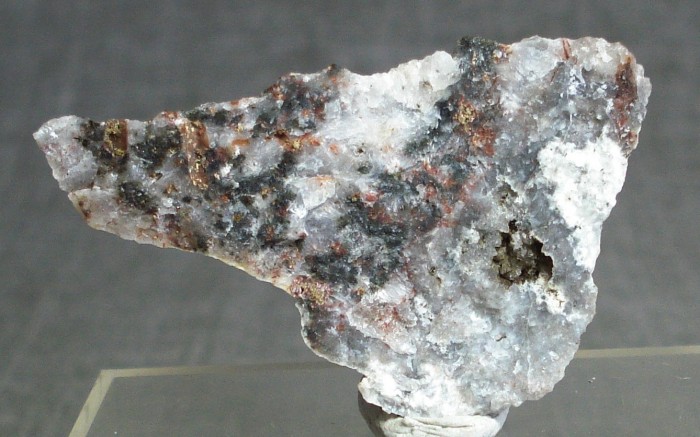 Фотография минерала Анкилит-(Ce). Полевошпатовый карьер.
