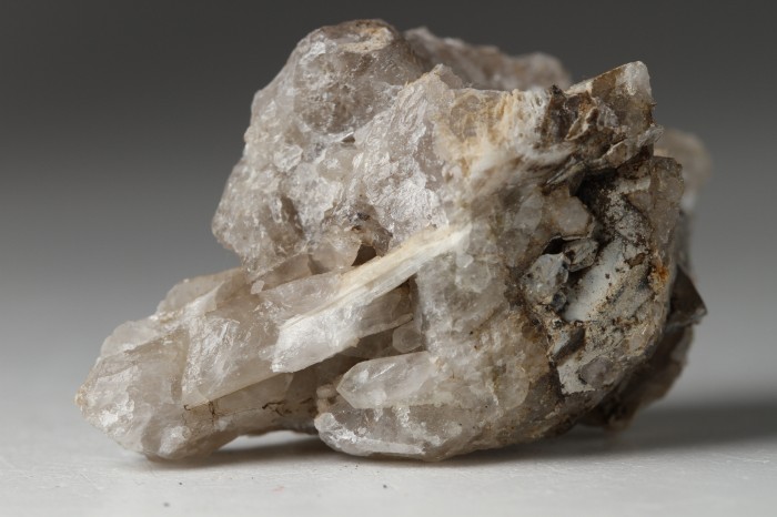 Фотография минерала Эпидидимит, Кварц. Кедровый массив.