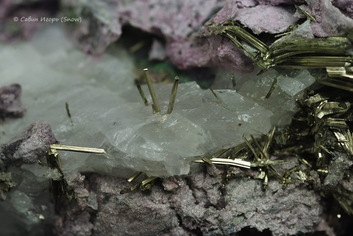 Фотография минерала Миллерит, Титанит. Главное Сарановское (Cr) месторождение.