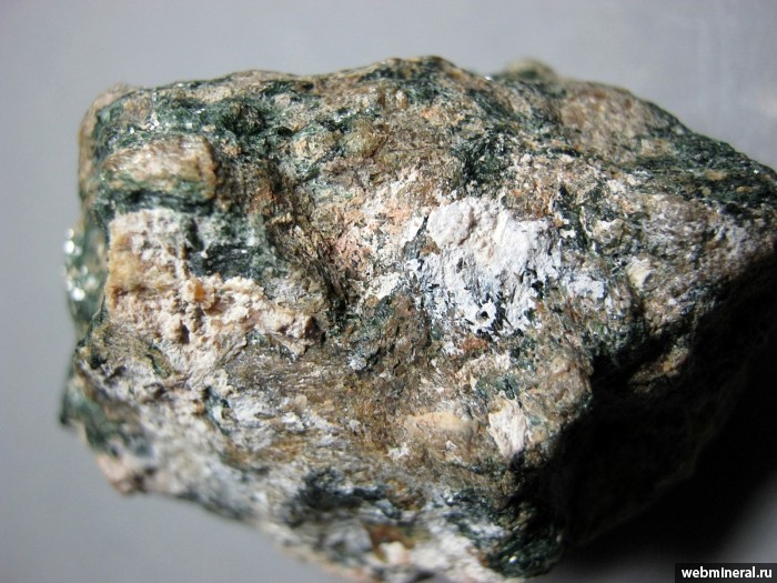 Фотография минерала Актинолит, Каолинит, Скаполит. Дёсовское (Fe) месторождение.