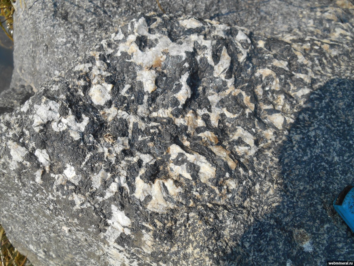 Диорит-пегматит.. Фотография месторождения. Бабхинский массив, Иркутская область, Россия.