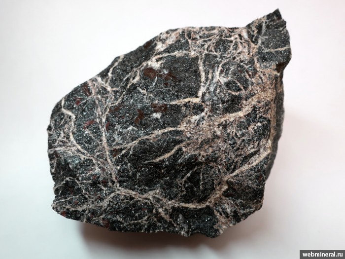 Фотография минерала Магнезит, Доломит, Гётит. Киик-Атлама мыс.