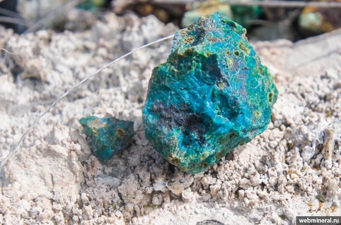 Фотография минерала Хризоколла, Тенорит, Яхонтовит. Агинское (Cu-Pb-Zn) месторождение.