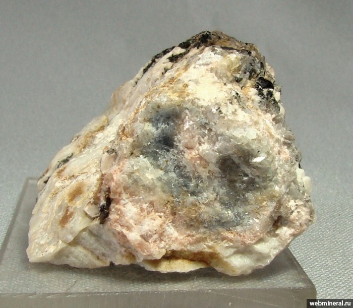Фотография минерала Мусковит, Корунд. Корундовая копь (миаскитовый пегматит).