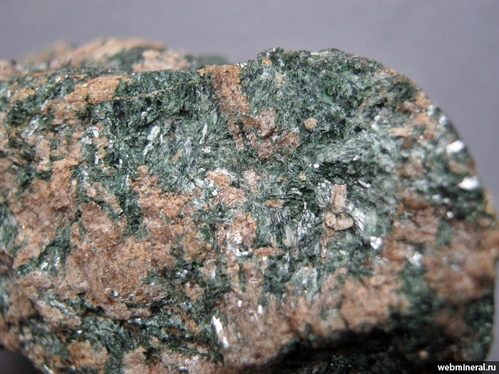 Фотография минерала Актинолит, Каолинит, Скаполит. Дёсовское (Fe) месторождение.