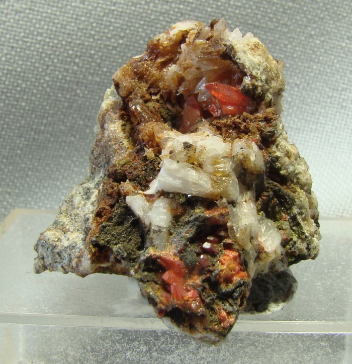 Фотография минерала Эмбрейит, Крокоит. Берёзовское (Au) месторождение (рудное поле).