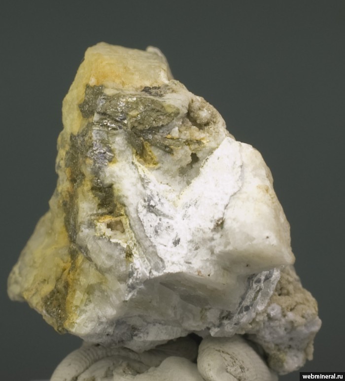 Фотография минерала Лёллингит, Полевой шпат. Шомиокитовый пегматит.