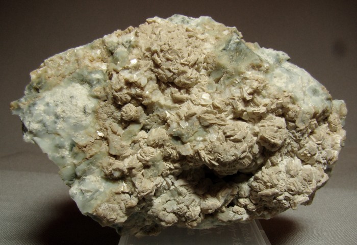 Фотография минерала Гидроталькит разн. (Гидроталькит-2H). Баженовское месторождение.