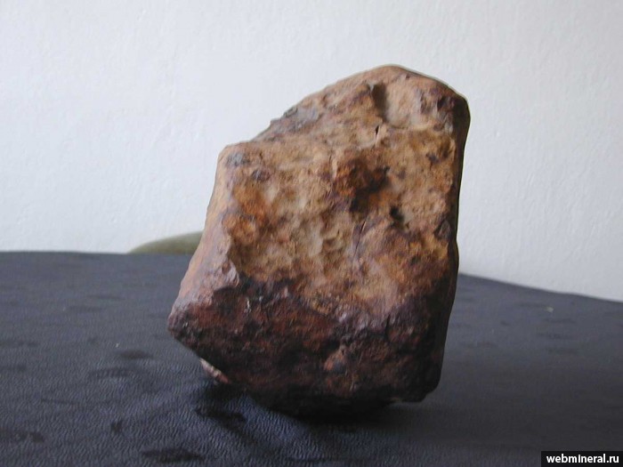 Фотография минерала Метеорит (хондрит). Озерное метеорит.