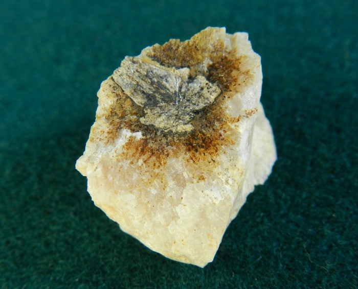 Фотография минерала Манганонордит-(Ce). Пегматит № 60.