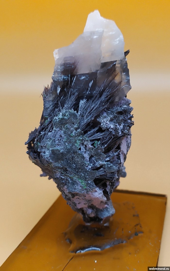Фотография минерала Шуйскит-(Mg), Кальцит. Главное Сарановское (Cr) месторождение.