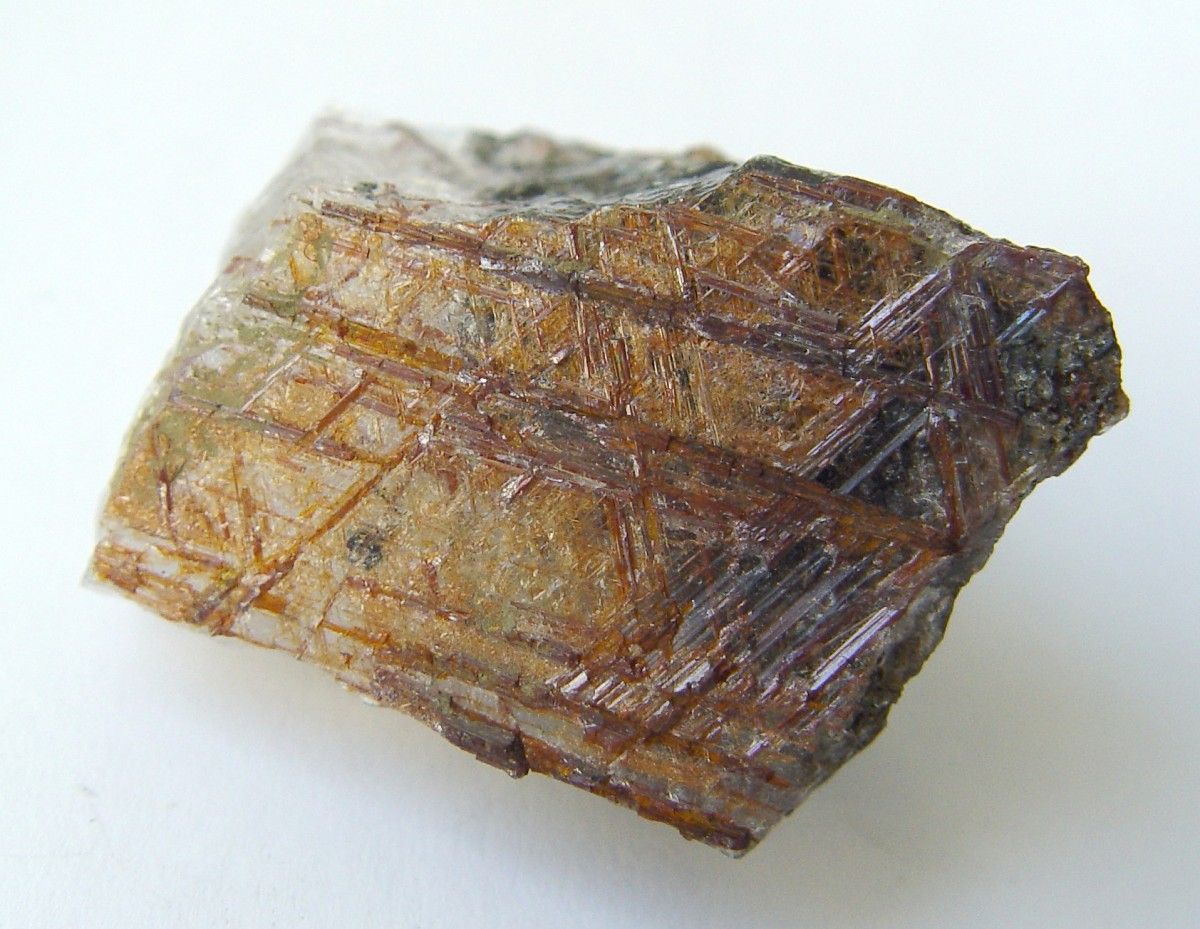 Сделанный из слюды. Рутил сагенит минерал. Сагенитовая решетка. Фонарь слюдяной 17 век. Рутил минерал необработанный.