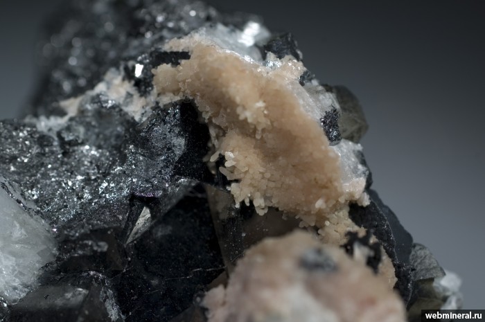 Фотография минерала Магнезит. Железный рудник (Ковдорское (Fe) месторождение).