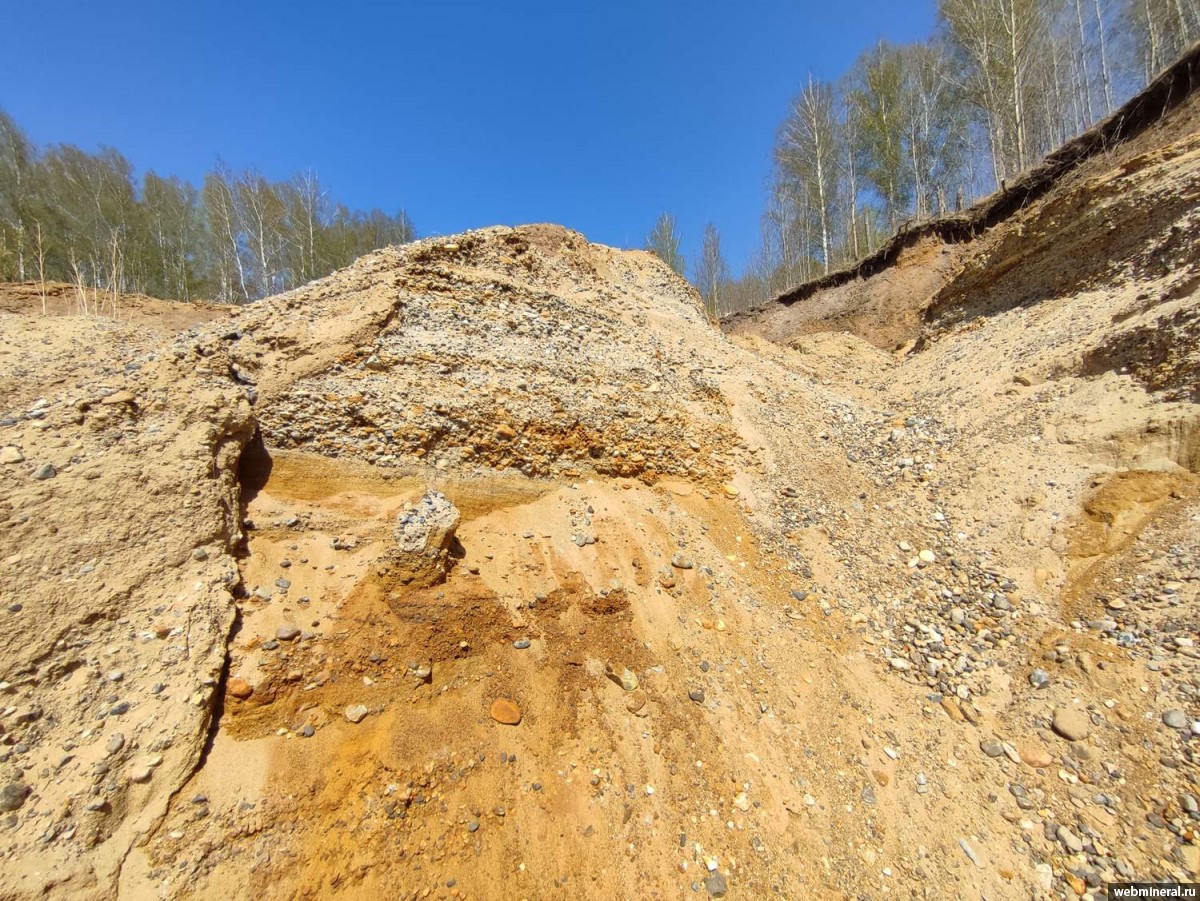 Погребенный галечник в нижней части северной стенки. Фотография месторождения. Лоскутовское месторождение, Западная Сибирь, Россия.