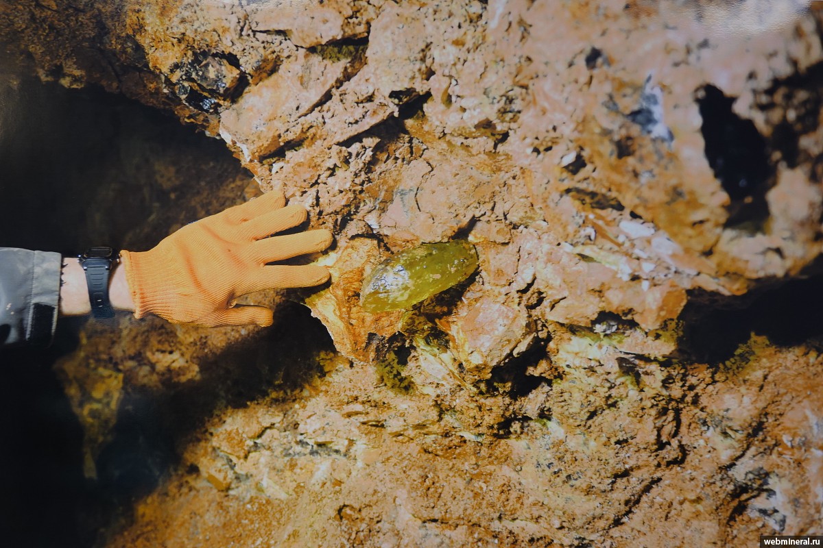 Стенка забоя. Фотография месторождения. Пегматит № 445, Украина.