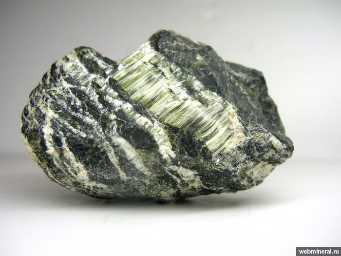 Фотография минерала Хризотил-асбест, Серпентин. Житикаринское (Джетыгаринское) месторождение хризотил-асбеста.