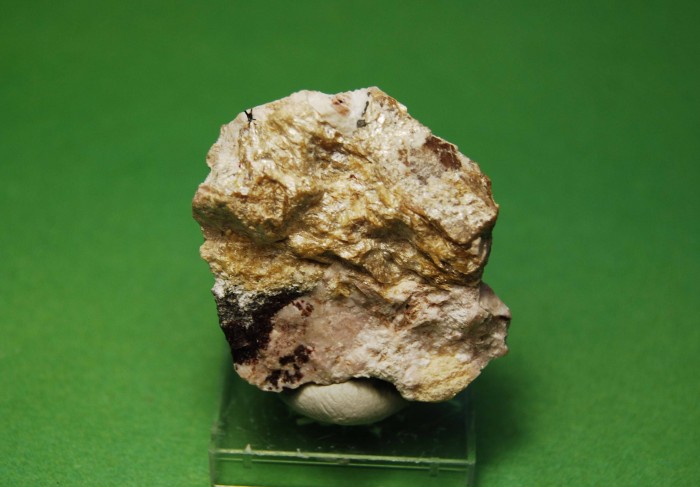 Фотография минерала Борнеманит, Натролит, Манганнептунит. Юбилейная пегматитовая залежь.