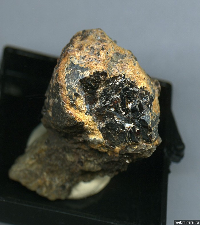 Фотография минерала Фторбритолит-(Y), Бастнезит-(Ce). Участок Вюнцпахк.