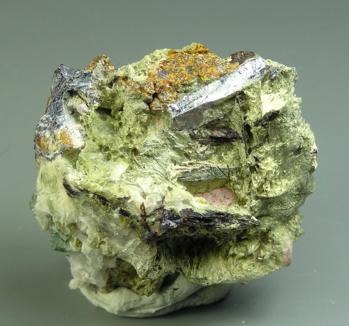 Фотография минерала Лёллингит, Микроклин, Ломоносовит, Эгирин. Палитра пегматит.