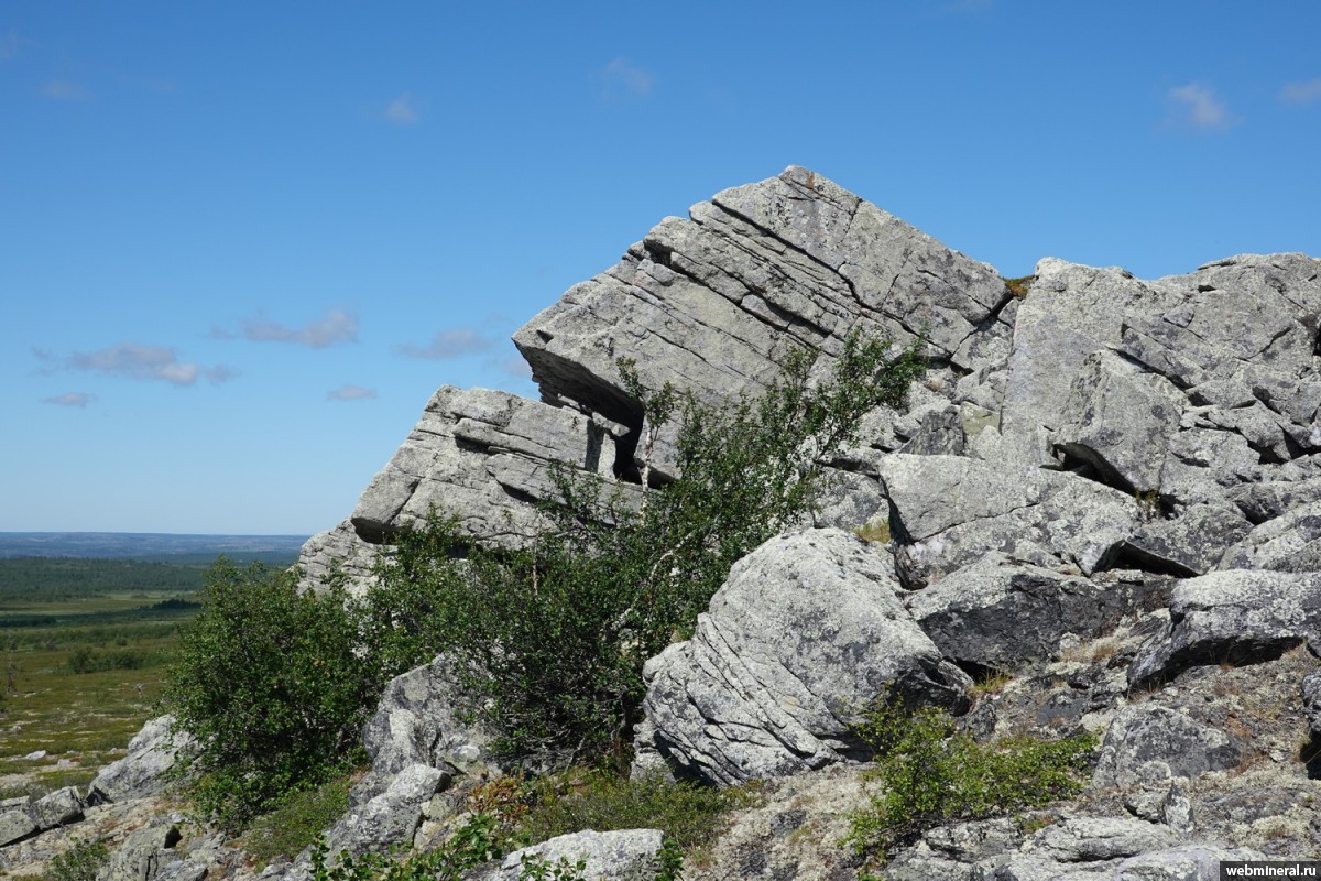 Одна из вершин хребта Вюнцпахк. Фотография месторождения. Вюнцпахк хребет, Мурманская область (Кольский регион), Россия.