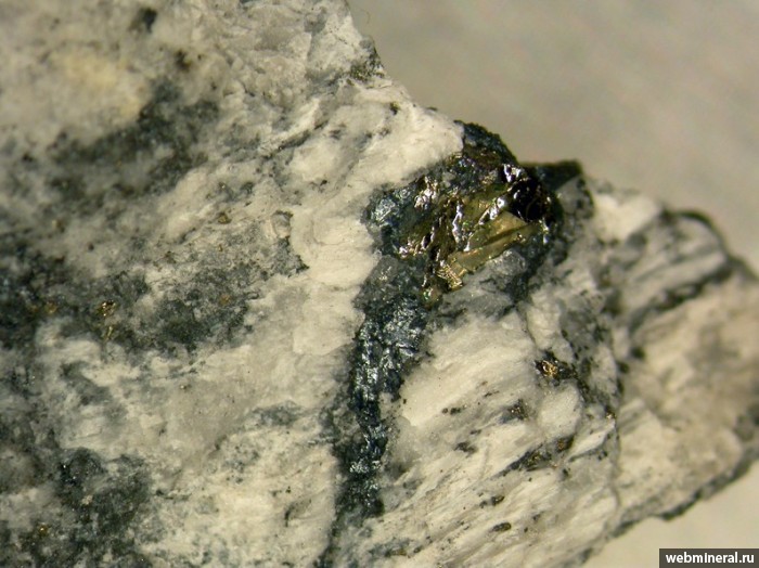 Фотография минерала Роксбиит, Пирит, Серицит. Майкаин (Au) месторождение.