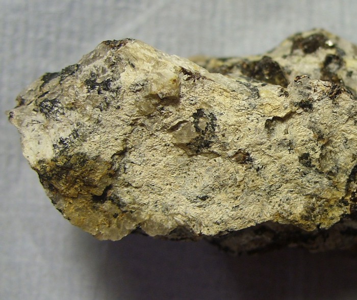 Фотография минерала Тенгерит-(Y). Западные Кейвы.