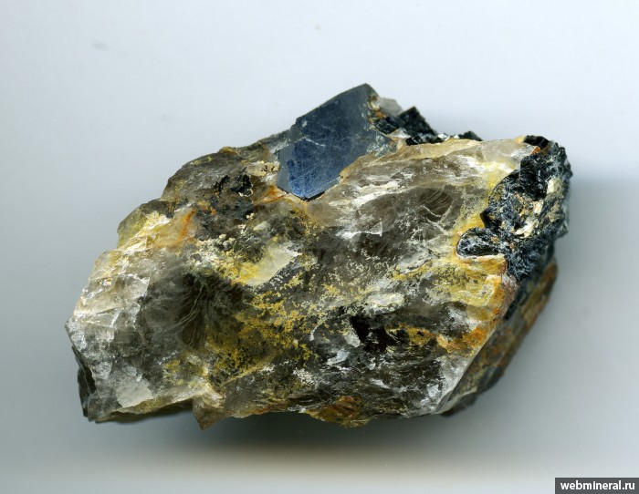    . (), , . Tsaramanga pegmatite, Mahaiza, Betafo, Vakinankaratra.