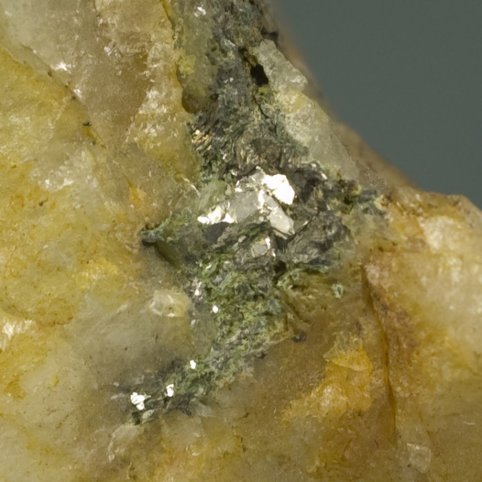 Фотография минерала Тетрадимит, Кварц. Шилово-Исетский рудник.