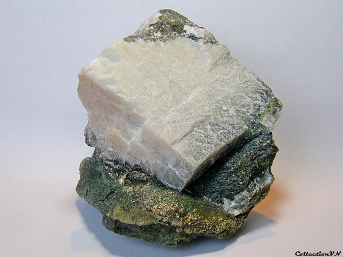 Фотография минерала Кальцит, Халькопирит. Чевжавара месторождение.