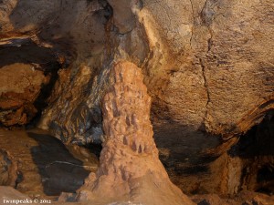 Сталагмит в пещере. Красные пещеры. Минералы и месторождения. webmineral.ru