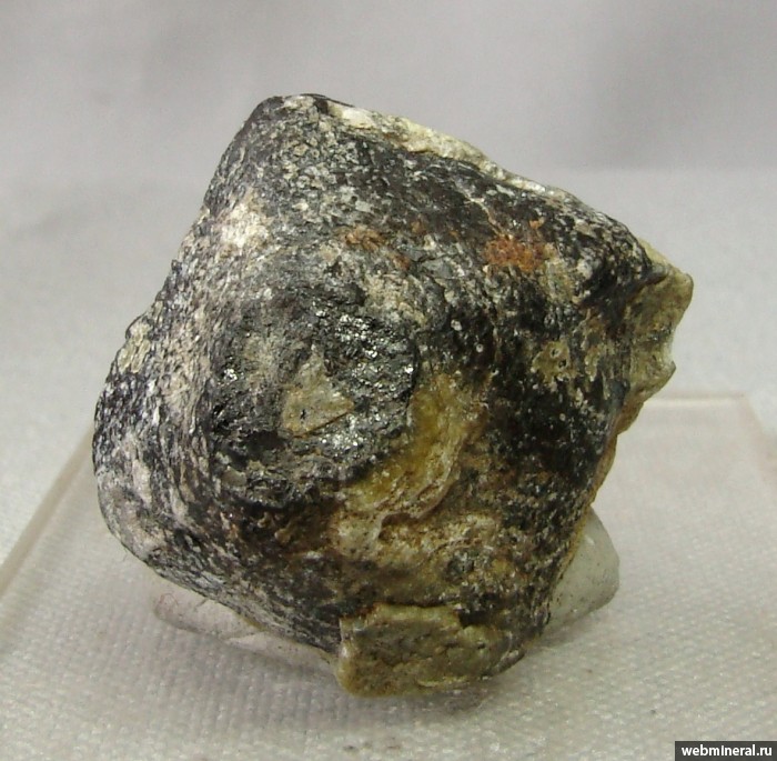 Фотография минерала Магнезиохромит, Серпентин. Морковкинское (Cr) рудопроявление.