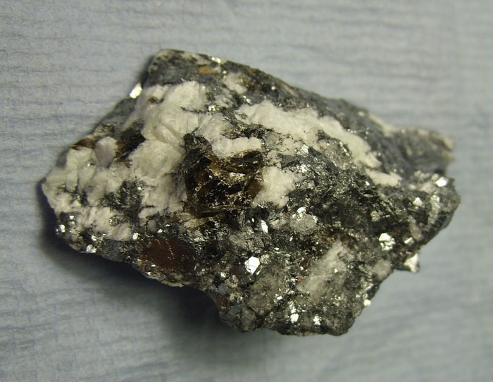 Фотография минерала Висмутин, Эльбаит, Альбит. Малханское пегматитовое поле.