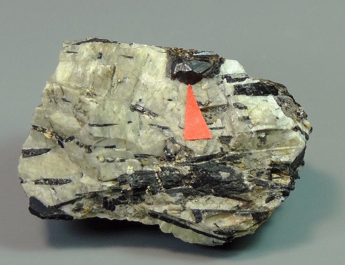 Фотография минерала Ловенит, Эгирин, Микроклин. Сейдозеритовый пегматит.
