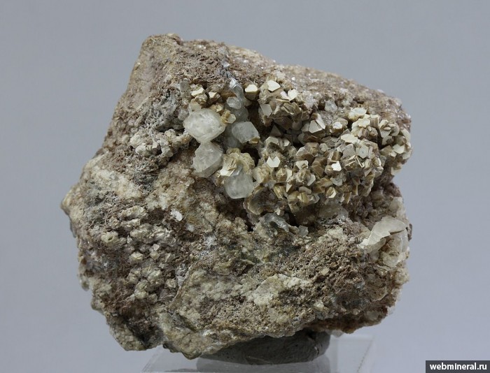 Фотография минерала Гидроталькит разн. (Гидроталькит-2H), Кальцит. Баженовское месторождение.